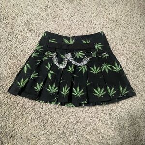 Tripp NYC MARY CHAIN PLEATED SKIRT GRASS. Pleated with chain accents. Sz S. NWT